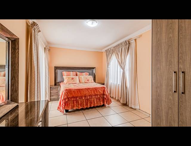 6 BEDROOM HOUSE FOR SALE IN PARKRAND